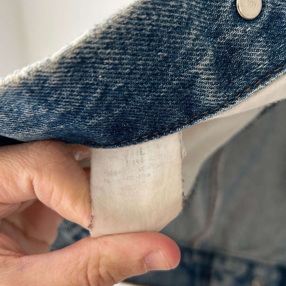 Levi’s Vintage Denim Trucker Jacket Light Wash Distressed Cropped Oversized - Picture 8 of 12